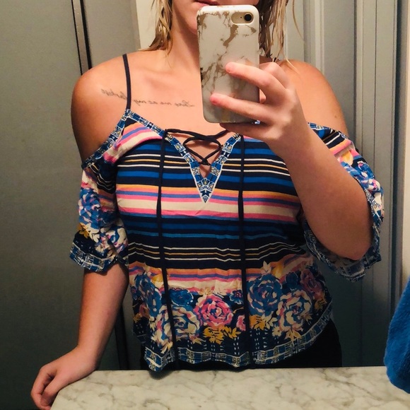 Off the shoulder shirt - Picture 2 of 5